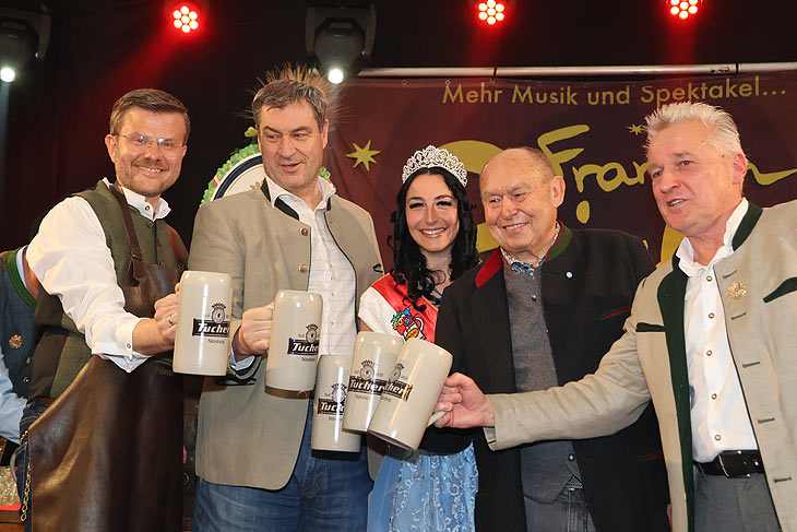 OB Marcus König, Ministerpräsident Markus Söder, Volksfestkönigin Christina, Lorenz Kalb (1. Vorsitzender des Süddeutschen Schaustellerverbands), sowie der Tucher Bräu Vertriebsleiter beim Anstich 2024 in Papert's Festhalle auf dem 105. Nürnberger Frühlingsfest (©Foto:Martin Schmitz)
